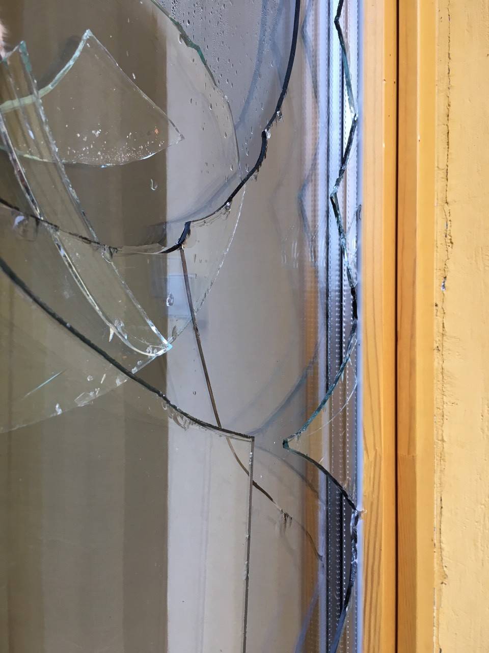 замена стекла-стеклопакета в деревянном окне